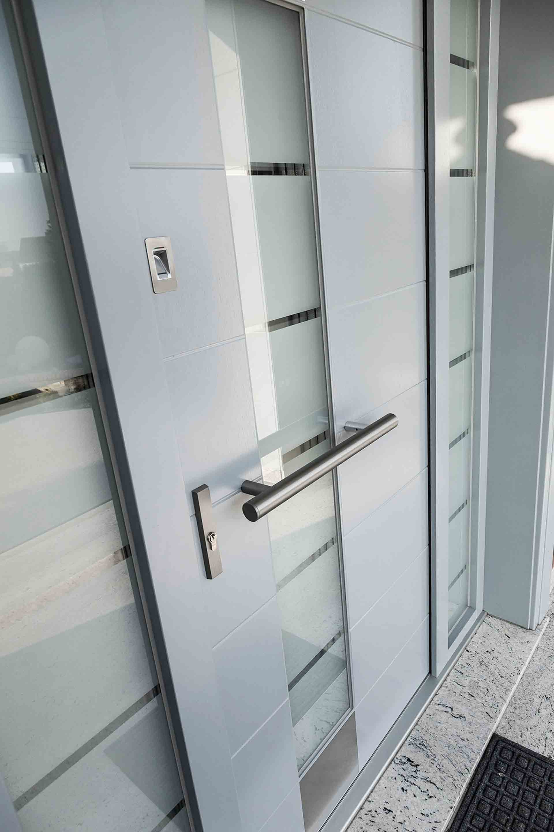 Szkło przezierne czy nieprzezierne? Jak dobrać przeszklenie do drzwi zewnętrznych